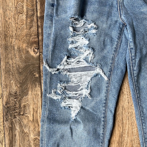 Distressed mom jeans - Picture 3 of 5